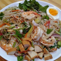 ยำขนมจีนรวมทะเลไก่ยอผักกะเฉด