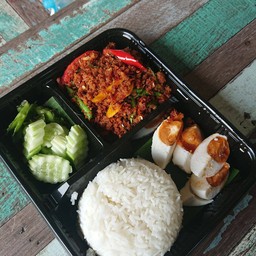 ข้าวผัดพริกขิงปลาดุกฟูไข่เค็ม