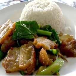 ข้าวหน้าคะน้าหมูกรอบ