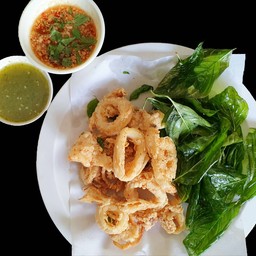 ปลาหมึกคลุกแป้งโหระพากรอบ