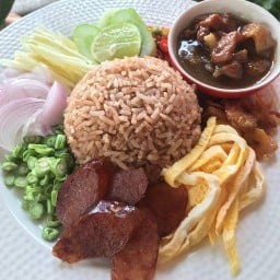 ข้าวคลุกกะปิบ้านหมูกรอบ