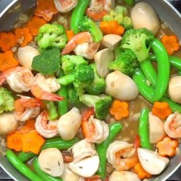 ผัดผัดรวม (กับข้าว)