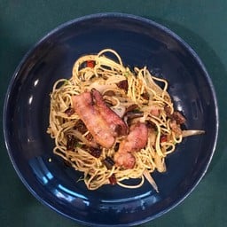 สปาเก็ตตี้เบคอน พริกแห้ง