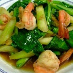 ผัดคะน้ากุ้งราดข้าว