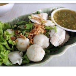 ลูกชิ้นปลาแท้นิ่งพร้อมน้ำจิ้มซีฟู้ด ร้านพรทิพย์