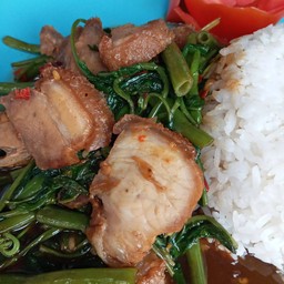 ข้าวราดผัดผักบุ้งหมูกรอบ