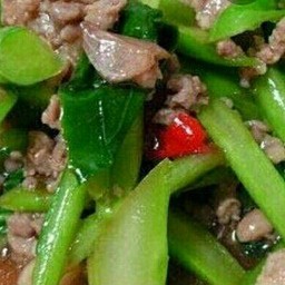 ผัดคะน้าหมูสับราดข้าว