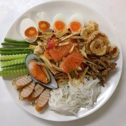 ตำถาดแซลม่อนซีฟู้ด