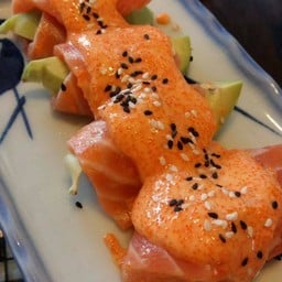 แซลมอนอโวคาโดซอสไข่กุ้ง