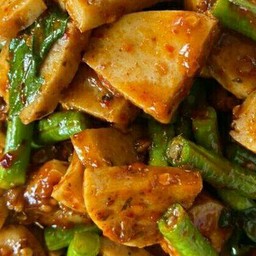 ผัดพริกแกงหมูยอราดข้าว