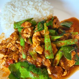 ผัดพริกแกงไก่ราดข้าว