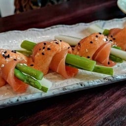 สลัดแซลมอนราดซอสไข่กุ้ง