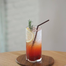 สตรอวเบอร์รี่โรสแมรี่โซดา