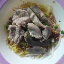 บะหมี่หมูสับเครื่องใน