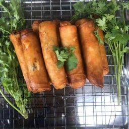ปอเปี๊ยะทอดแม่มดดำ