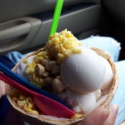 ไอศครีมในลูกมะพร้าว