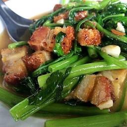 ข้าวผักบุ้งหมูกรอบ