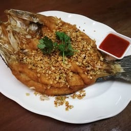 ปลากระพงทอดกระเทียม
