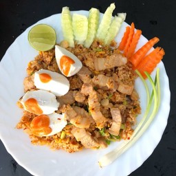 ข้าวผัดน้ำพริกเผาหมูชิ้นไข่เค็ม