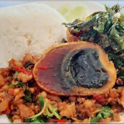 ข้าวกระเพราไข่เยี่ยวม้าหมูสับ
