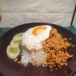 กระเพราไก่ราดข้าว