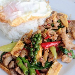 ข้าวราด ผัดฉ่าเนื้อ. ไข่ดาว