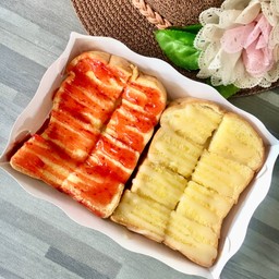 ขนมปังปิ้ง (นมข้น-แยมสตอเบอรี่)