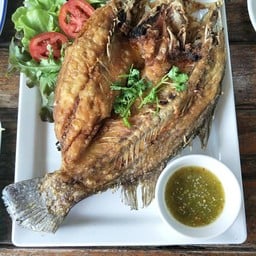 เมนูนี้ดูง่ายๆ แต่อร่อยมากๆๆ เพราะเค้าใช้ปลาสดๆทอดน้ำมันใหม่ๆ 