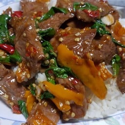 กระเพราเนื้อราดข้าว