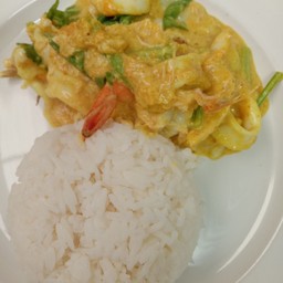 ผัดผงกระหรี่ทะเลราดข้าว