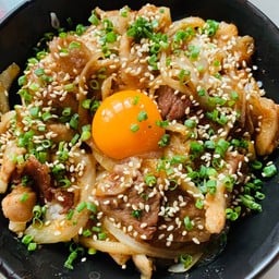 ข้าวหน้าหมูผัดซอส ท็อปปิ้งไข่ดิบ