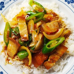 ข้าวพริกเผาหมูกรอบ