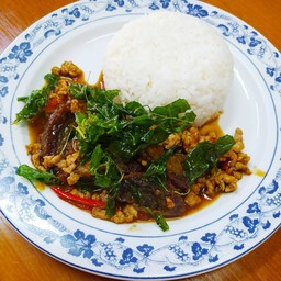 ข้าวไข่เยี่ยวม้ากระเพรากรอบ