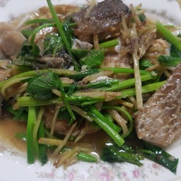 เนื้อปลาผัดขึ้นฉ่าย (กลาง)