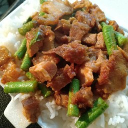 ผัดพริกแกงแดงหมูกรอบ