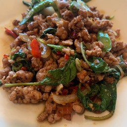 ผัดกะเพราราดข้าว