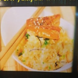 ข้าวผัดกระเทียมแซลม่อน Fried rice with salmon