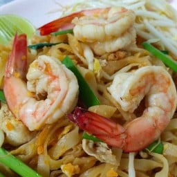ผัดไทยผีบอก สูตรน้ำพริกเผามันกุ้ง ไม่มีสาขา