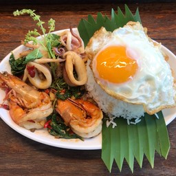 ข้าวกะเพรา กุ้งหมึก ฟรีไข่ดาว