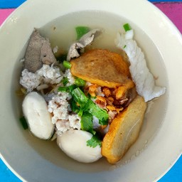 เส้นเล็กน้ำต้มจืด หมูสด ตับ ลูกชิ้น หมูสับ ปลาแผ่น พิเศษ