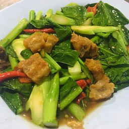ผัดผักคะน้าหมูกรอบ