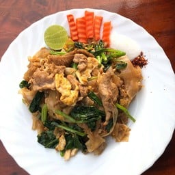 เส้นใหญ่ผัดซีอิ้วหมูหมักยอดคะน้า