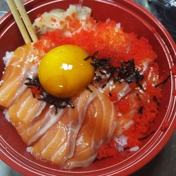 แซลมอนแล่บาง แต่เต็มชามนะ เนื้อแซลมอนก็โอเคเลย