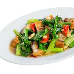 ผัดคะน้าหมูกรอบ