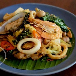 เส้นใหญ่ผัดขี้เมาทะเล