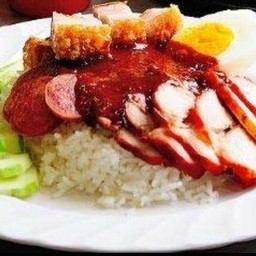 ข้าวหมูแดงหมูกรอบ กุนเชียงไข่