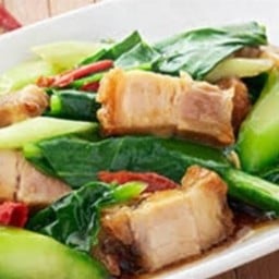 ข้าวราดคะน้าหมูกรอบ