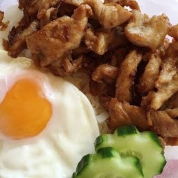 ไก่กระเทียม ราดข้าว