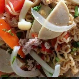 ยำมาม่าหมูสับ