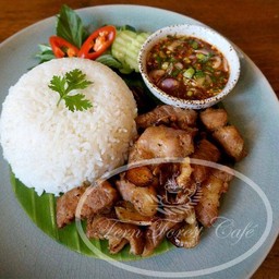 ข้าว-สันคอหมูผัดเนยกระเทียมเสิร์ฟพร้อมน้ำจิ้มแจ่ว